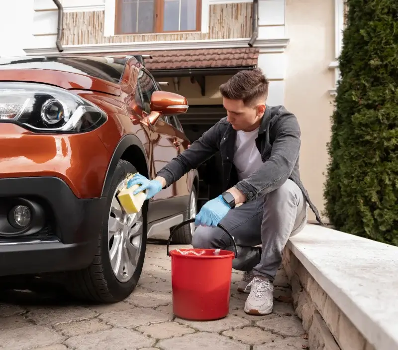 Lavage auto à domicile Saint-Pierre-de-Coutances : professionnel intervenant sur un véhicule
